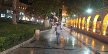 Eyyübiye Belediyesi Kirlenen Sokakları Yıkadı