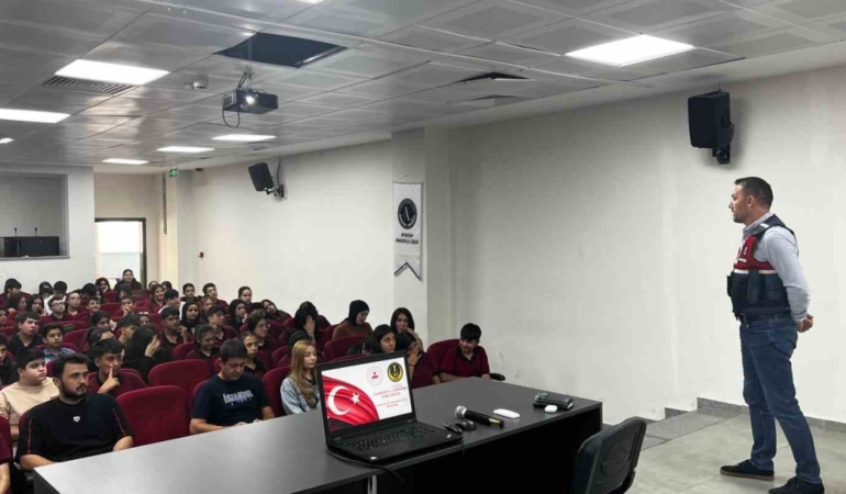 Jandarmadan Öğrencilere Siber Güvenlik Eğitimi