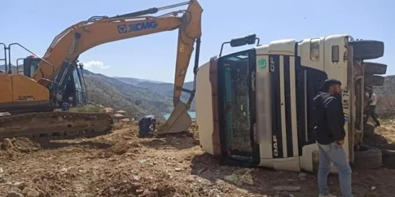 Adıyaman’da hafriyat kamyonu devrildi