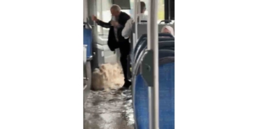 Diyarbakır’da Sağanak Yağış Nedeniyle Biriken Su Halk Otobüsüne Taştı