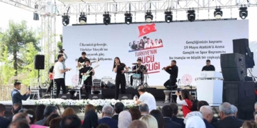 Gaziantep Büyükşehirin Destekleriyle 200 Öğretmenden Ata’ya Zeybekli Saygı Duruşu