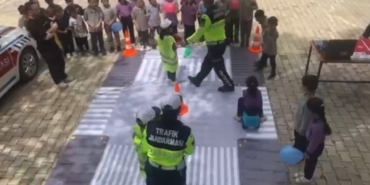 Jandarma Ekiplerinden Minik Öğrencilere Trafik Eğitimi