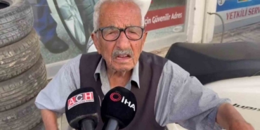 Mahsur Kalan Yaşlı Adamı Polisler Sırtında Taşıdı