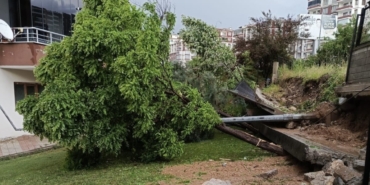 Malatya’da Sağanak Yağış Site Duvarını Yıktı