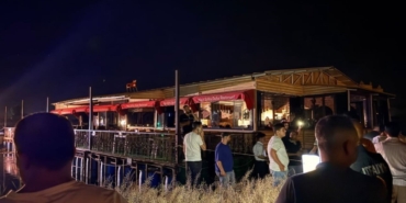 Şanlıurfa’da Halatları Kopan Duba Restoran Müşterilerle Birlikte Fırat Nehri’nde Sürüklendi