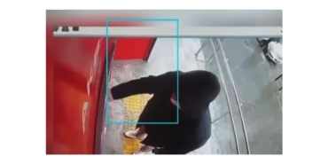Atm Önlerinde Vatandaşları Dolandıran Şüphelilerin Kılık Değiştirip Kaçmaları Kameralara Yansıdı