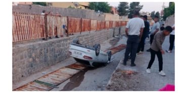 Çocukların El Frenini İndirdiği Otomobil Tahliye Kanalına Uçtu