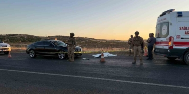 Diyarbakır’da Yolun Karşısına Geçemeye Çalışan Çifte Otomobil Çarptı: 1 Ölü,