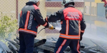 Malatya’da Ağır Hasarlı Okulun Çatısında Korkutan Yangın
