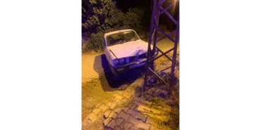 Otomobil Elektrik Direğine Çarptı: 3 Yaralı