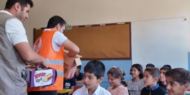 Siverek’te Öğrencilere Karne Gününde Dondurma Ve Kek İkram Edildi