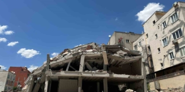 Yıkım Çalışması Yarım Bırakılan Bina Tehlike Saçıyor