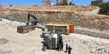 Yük Boşaltan Kamyon Devrildi