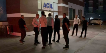 Chp Grup Başkanvekili Murat Emir Sahneden Düştü