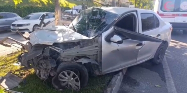 Gaziantep’te Refüjdeki Demirlere Çarpan Otomobilde 2 Kişi Yaralandı