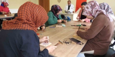 Kadınlar, Sedef Kakma İşlemeciliğini Şahinbey Belediyesi Tesisilerinde Öğreniyor