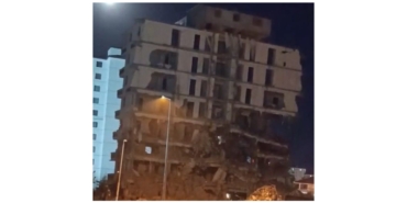 Malatya’da Ağır Hasarlı 7 Katlı Bina Saniyeler İçerisinde Yerle Bir