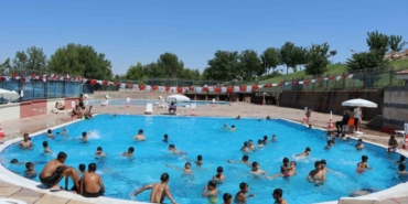 Şanlıurfalı Gençler Serinliğin Tadını Yüzme Havuzlarında Çıkarıyor