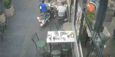 Elektrikli Bisiklet Yemek Yiyenlerin Arasına Daldı