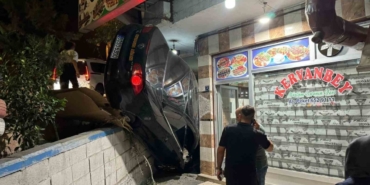 Fren Yerine Gaza Basan Sürücü Lokantaya Daldı