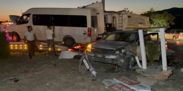 Minibüs İle Otomobil Çarpıştı: 12 Yaralı