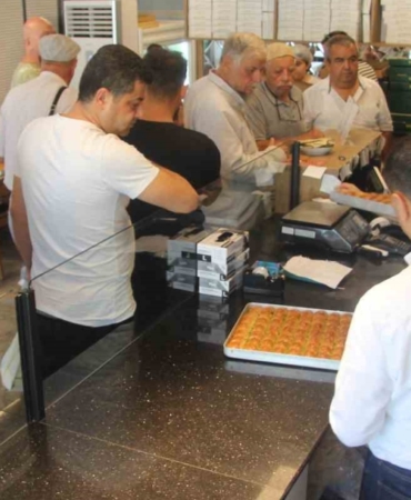 Öğrencilerin Uygun Fiyata Ürettiği Baklava İçin Sıraya Giriyorlar