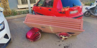 Rüzgarda Uçan Havalandırma Cihazı Aracın Üzerine Düştü