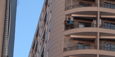 Şanlıurfa’da Binanın 8’inci Katındaki Tehlikeli Çalışma Yürekleri Ağza Getirdi