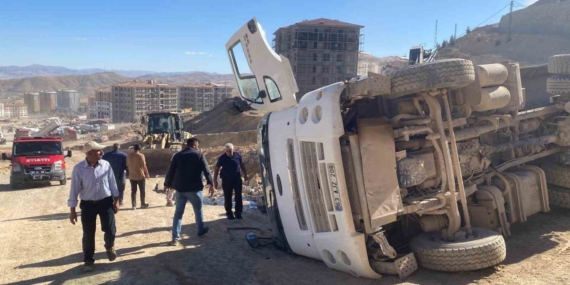 Şantiye De Kontrolden Çıkan Hafriyat Kamyonu Devrildi: 1 Yaralı