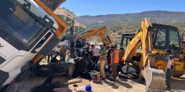 Üzerine Kamyon Devrilen Otomobilin Sürücüsü Hayatını Kaybetti