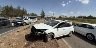 Yola Kontrolsüz Giren Kamyonet, Çarptığı Otomobili Karşı Yola Fırlattı