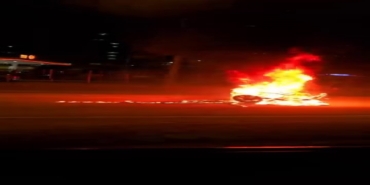 Diyarbakır’da Aracın Çarptığı Motosiklet Savrulup Alev Aldı: 1 Yaralı