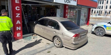 El Freni Çekilmeyen Araç Eczaneye Girdi