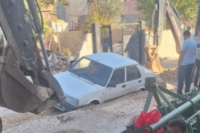 Adıyaman’da Otomobil Alt Yapı Çukurunda Mahsur Kaldı