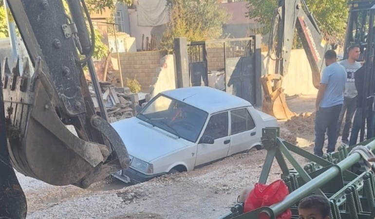 Adıyaman’da Otomobil Alt Yapı Çukurunda Mahsur Kaldı