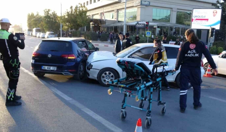 Malatya İki Otomobil Çarpıştı: 1 Yaralı