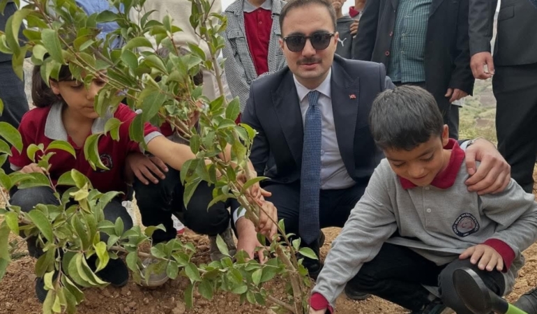 Sincik’te Öğrencilerden Yeşil Bir Gelecek İçin Fidan Dikimi