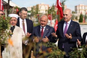 Tbmm Başkanı Kurtulmuş, Adıyaman’da Deprem Şehitleri Mezarlığı’nı Ziyaret Etti