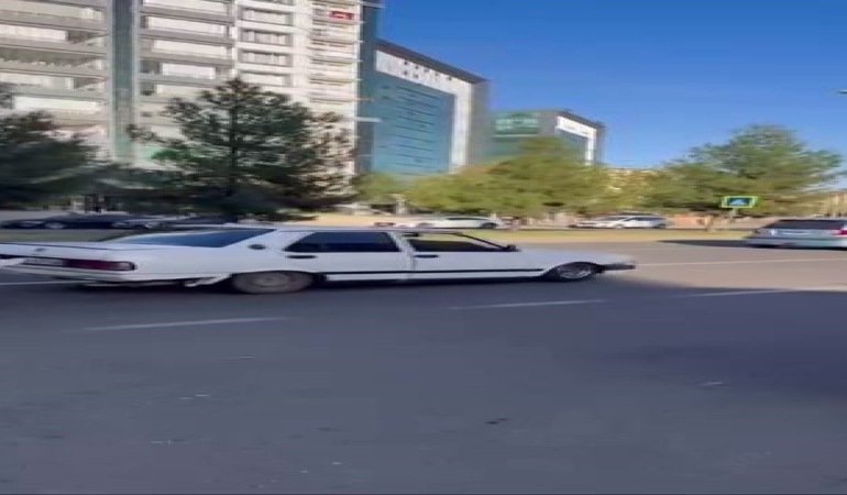 Yolda Kalan Fiat Tofaş’ı, Başka Bir Aracın Kaputuna Çıkıp Ayakları