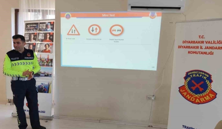 Diyarbakır’da Trafik Ekipleri Emniyet Kemeri Takmanın Önemini Anlattı