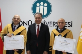 Unvanda Yükselen Akademisyenlere Cübbeleri Giydirildi