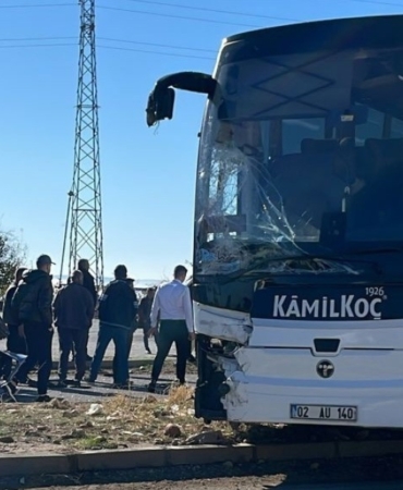 Yolcu Otobüsü İle Traktör Çarpıştı: 1 Yaralı